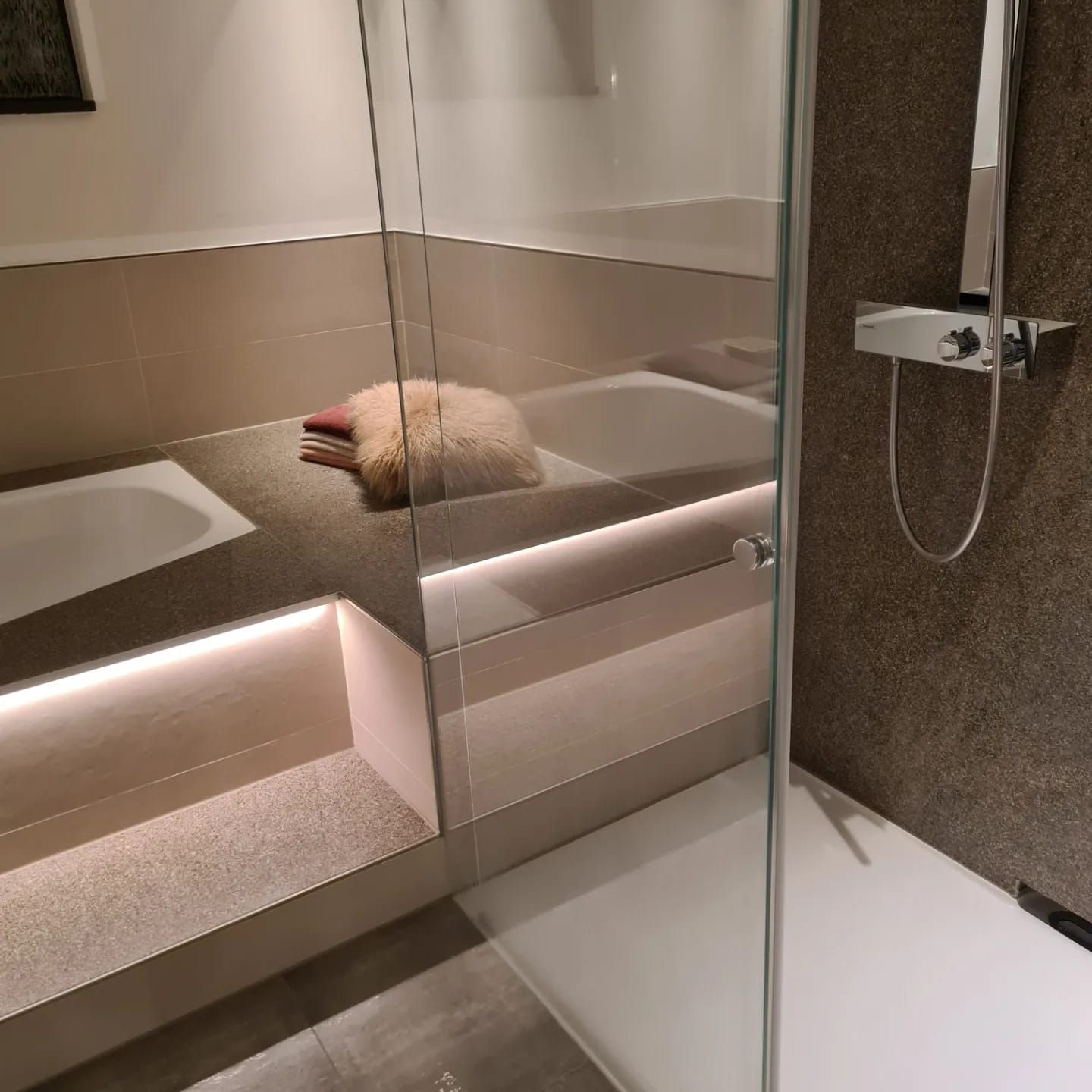 Modernes Badezimmer mit erneuerten Silikonfugen an Badewanne und Dusche
